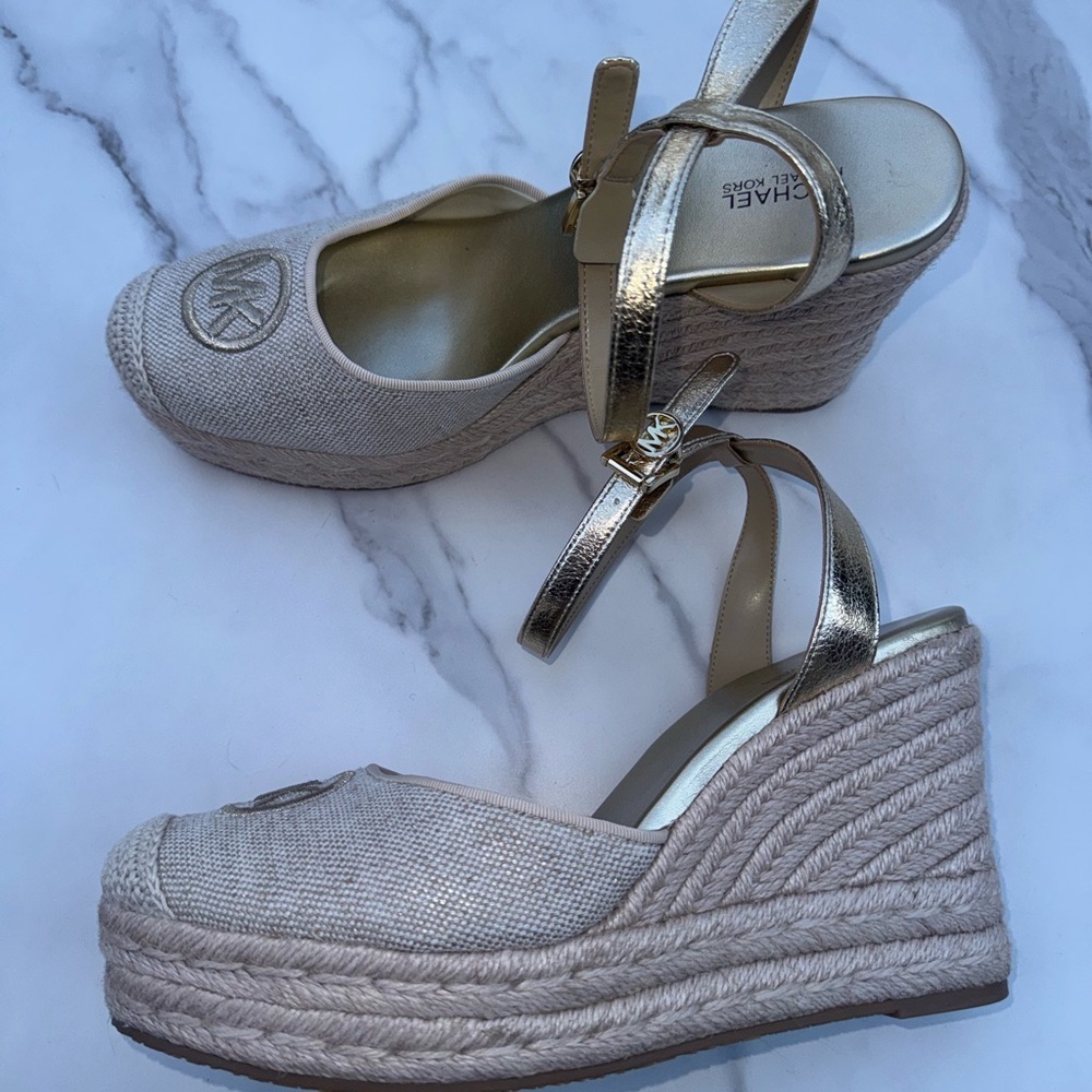 Michael Kors Larissa Logo Espadrille Wedge Sandals Cream Gold Size 9.5 - Picture 3 of 11
